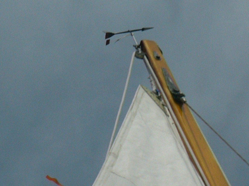 Wooden mast with no backstay crane or backstay